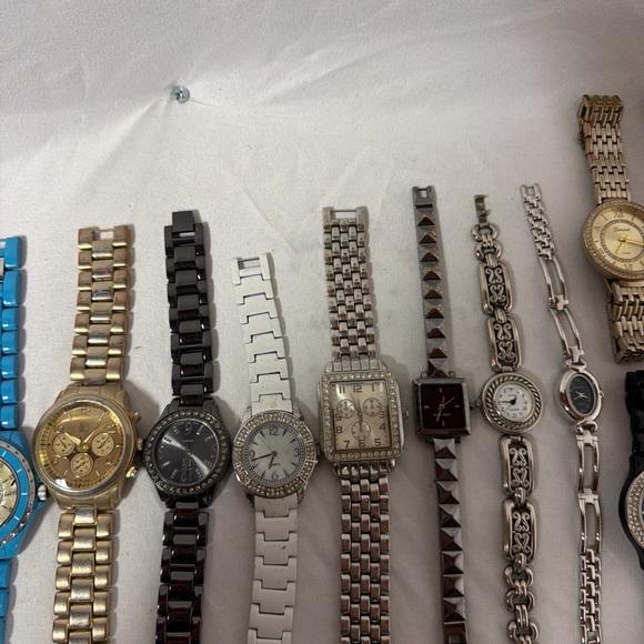 Vintage/Modern Ladies 4 lb Watch lot! - Picture 3 of 7